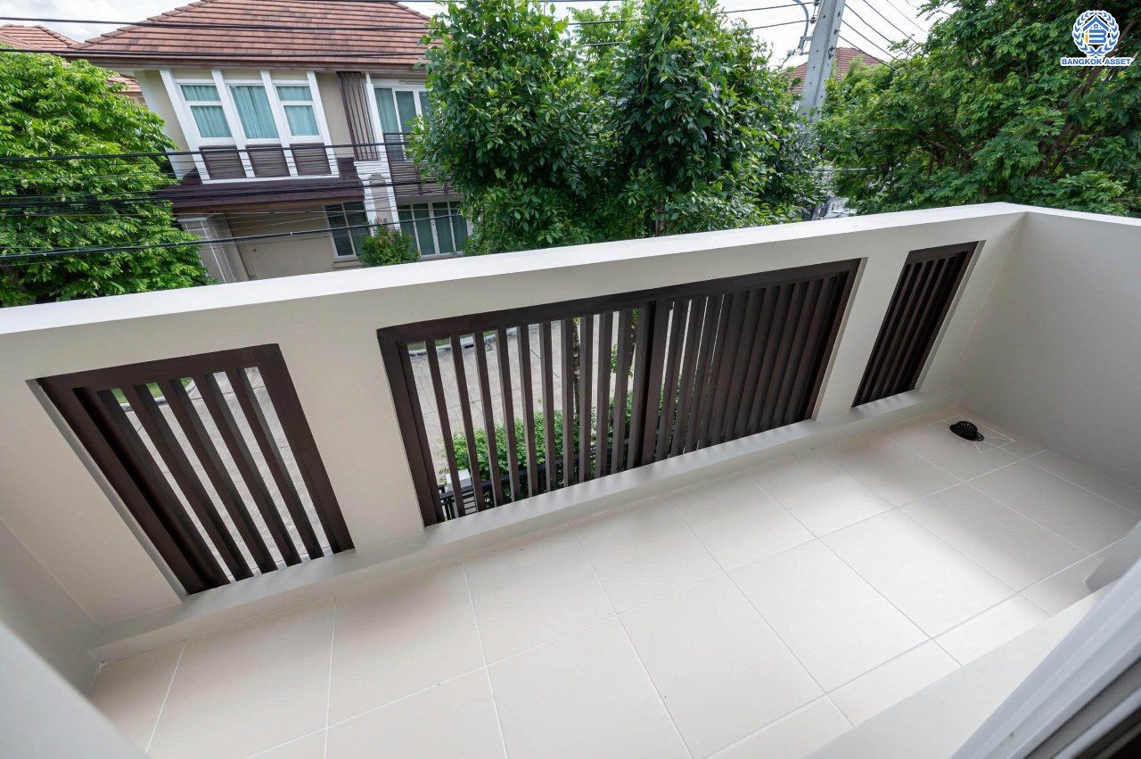 บ้านมือสองตกแต่งใหม่ โครงการ เดอะซิตี้2 พระราม5-ราชพฤกษ์ เนื้อที่ 62.5 ตร.ว. ดีไซน์ตอบทุกไลฟ์สไตล์ ฟังก์ชัน 3 ห้องนอน 3 ห้องน้ำ จอดรถได้ 2 คัน บนทำเลติดถนนใหญ่ เชื่อมต่อทุกเส้นทาง ใกล้จุดขึ้นทางด่วน "ศรีรัช" รายล้อมด้วยสิ่งอำนวยความสะดวกมากมาย